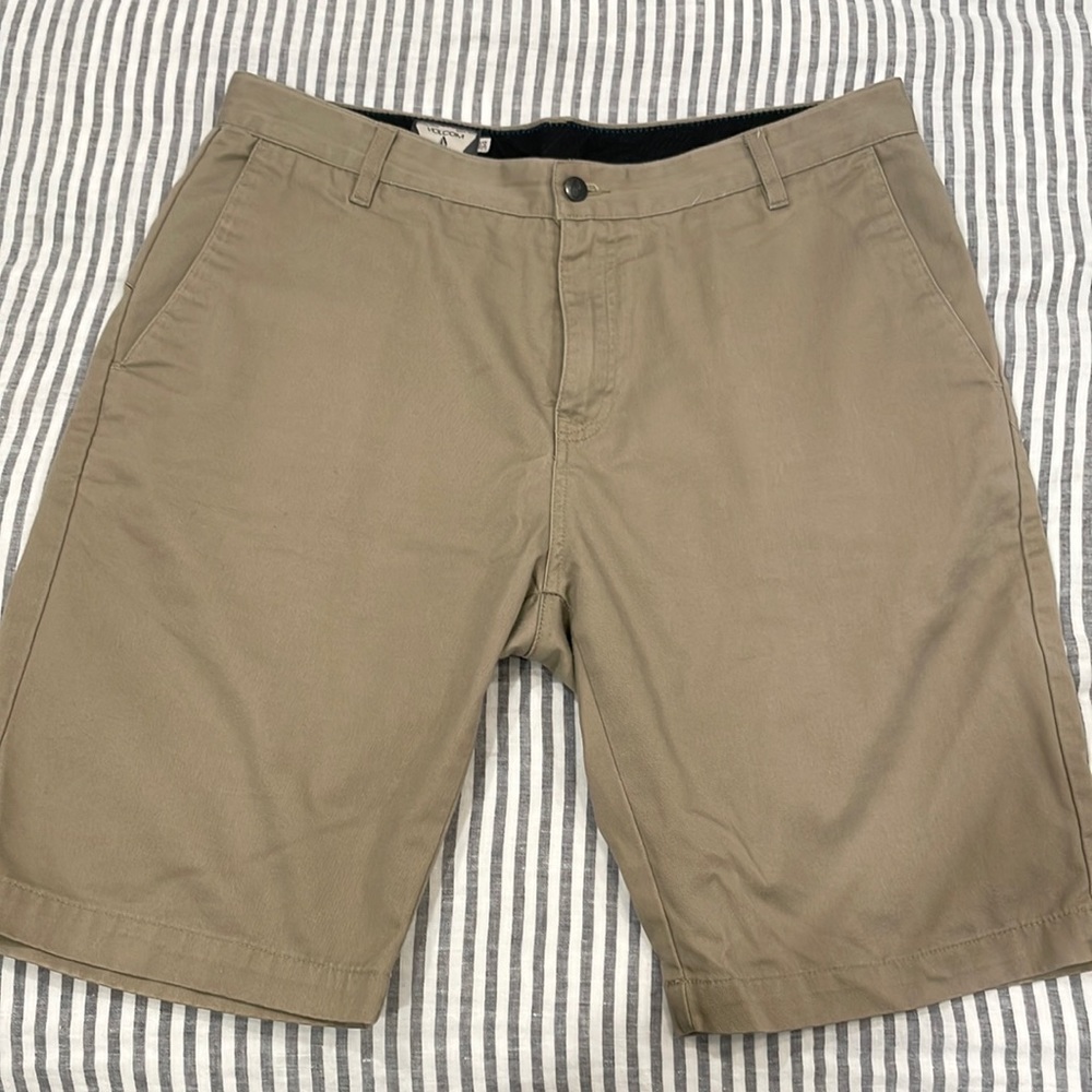 Volcom khaki shorts